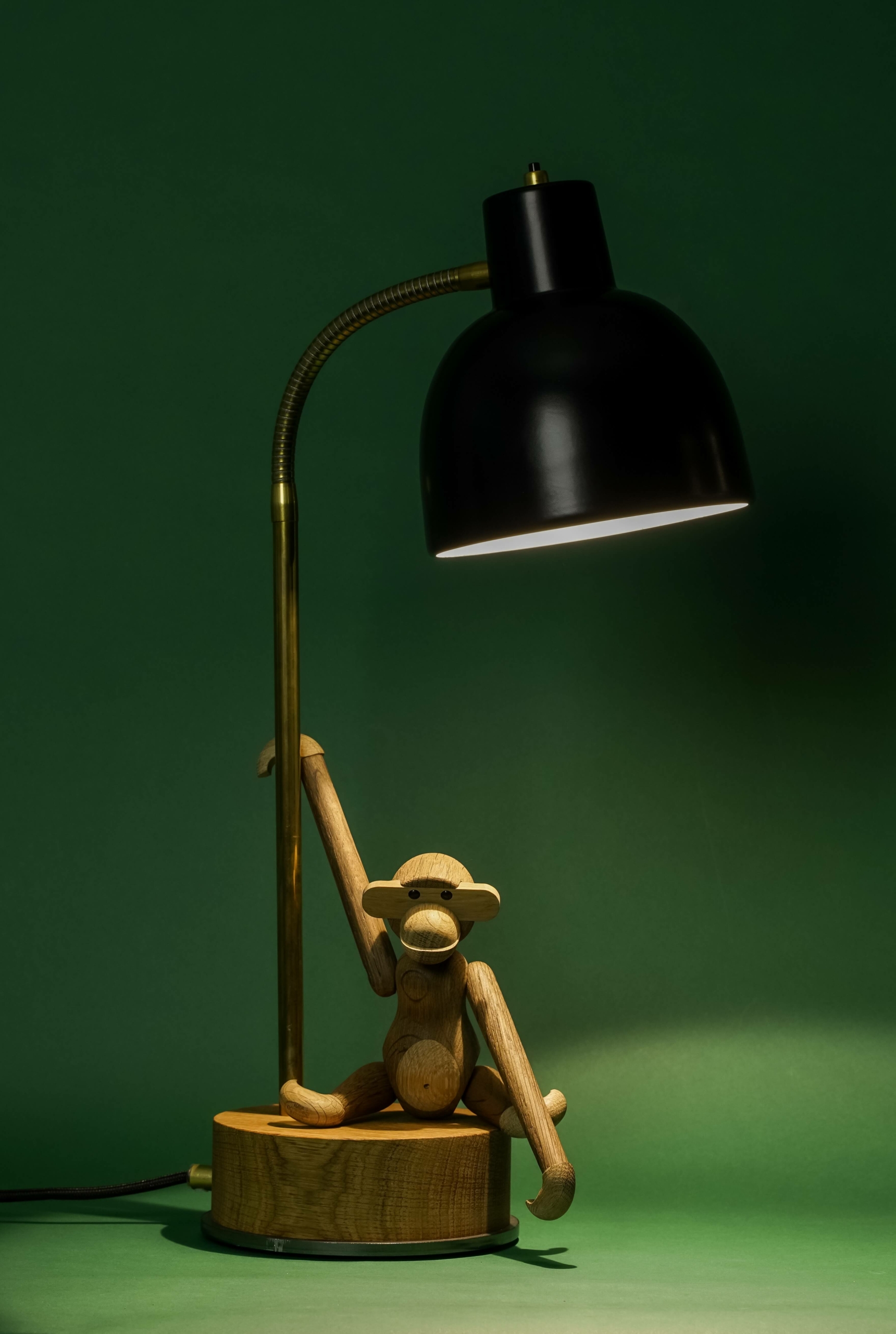 M2 Bordlampe i eg og messing fra Milán Belysning