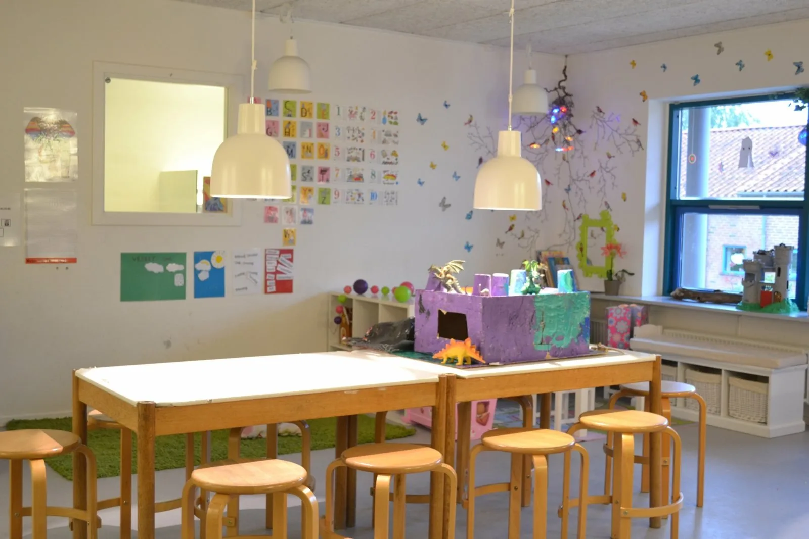 Institutionsrum med lys og akustikloft